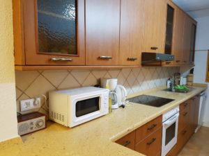 Velutstyrt kjøkken med ny komfyr og oppvaskmaskin