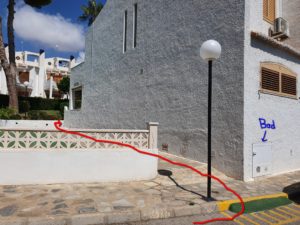 Parkering på vegkanten like ved (bak) leiligheten.  På baksiden under kjøkkenet finnes også en kjellerbod med plass til strandutstyr mv.