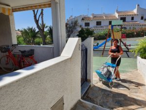 Trillevogn for å få med strandutstyret finnes i kjellerboden, for fritt bruk.